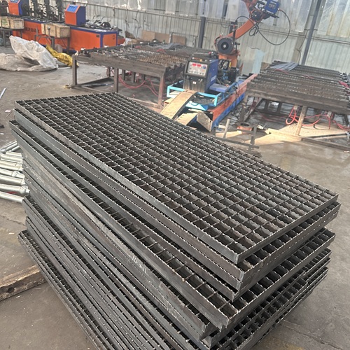 光伏平臺(tái)鋼格板用途與結(jié)構(gòu)優(yōu)勢(shì)解析